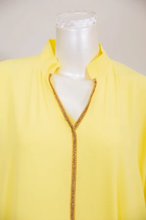 جلابية نسائية لون أصفر بتطريز ذهبي ياقة عالية مع قصة سبعة ذو أكمام طويلة 