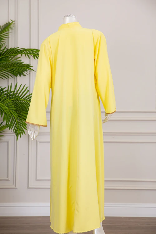 جلابية نسائية لون أصفر بتطريز ذهبي ياقة عالية مع قصة سبعة ذو أكمام طويلة