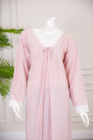 قميص نسائي رضاعة قطعتين لون وردي بأطراف دانتيل أبيض و رباط من الخلف ذو أكمام طويلة مع طرحة