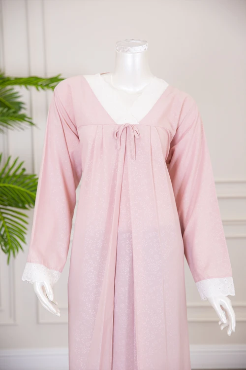 قميص نسائي رضاعة قطعتين لون وردي بأطراف دانتيل أبيض و رباط من الخلف ذو أكمام طويلة مع طرحة