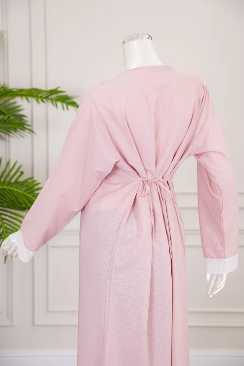 قميص نسائي رضاعة قطعتين لون وردي بأطراف دانتيل أبيض و رباط من الخلف ذو أكمام طويلة مع طرحة