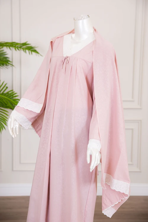 قميص نسائي رضاعة قطعتين لون وردي بأطراف دانتيل أبيض و رباط من الخلف ذو أكمام طويلة مع طرحة