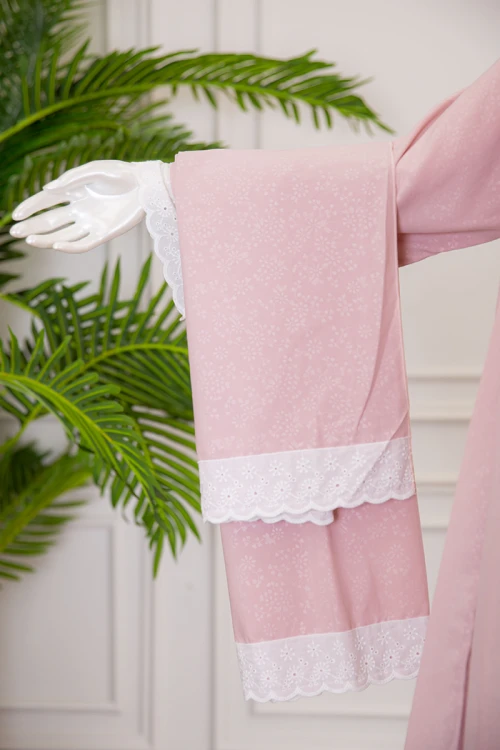 قميص نسائي رضاعة قطعتين لون وردي بأطراف دانتيل أبيض و رباط من الخلف ذو أكمام طويلة مع طرحة