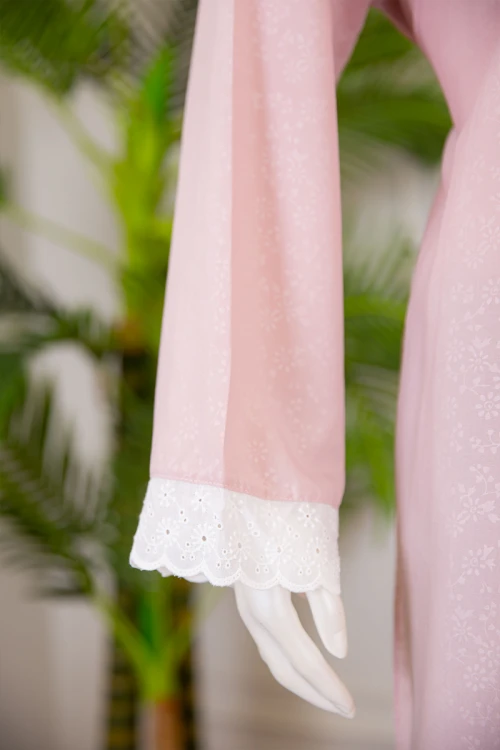 قميص نسائي رضاعة قطعتين لون وردي بأطراف دانتيل أبيض و رباط من الخلف ذو أكمام طويلة مع طرحة