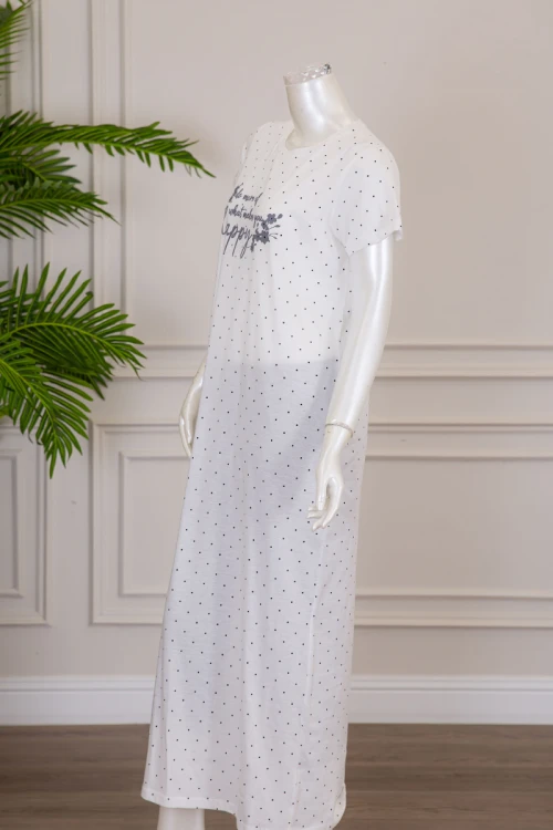 قميص نسائي طويل لون أبيض منقط بكتابة من الأمام و بياقة دائرية ذو أكمام قصيرة