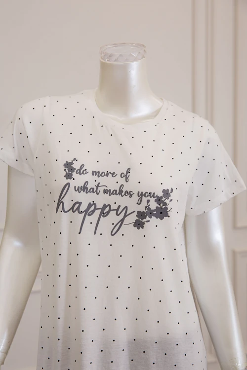 قميص نسائي طويل لون أبيض منقط بكتابة من الأمام و بياقة دائرية ذو أكمام قصيرة