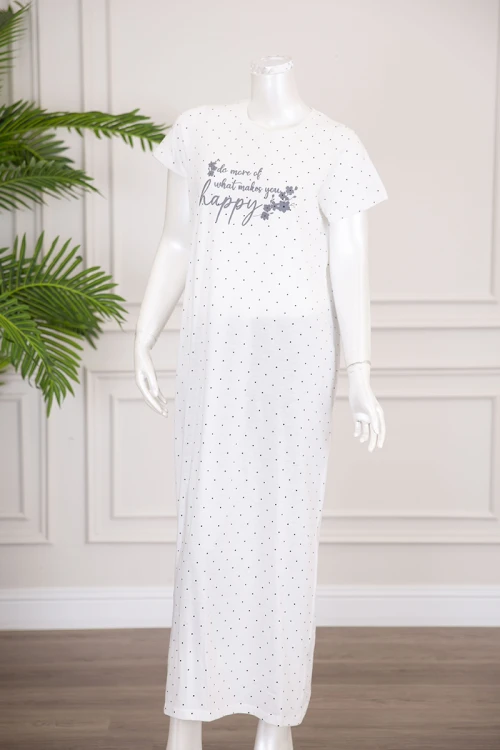 قميص نسائي طويل لون أبيض منقط بكتابة من الأمام و بياقة دائرية ذو أكمام قصيرة