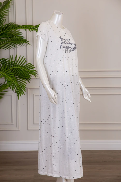 قميص نسائي طويل لون أبيض منقط بكتابة من الأمام و بياقة دائرية ذو أكمام قصيرة