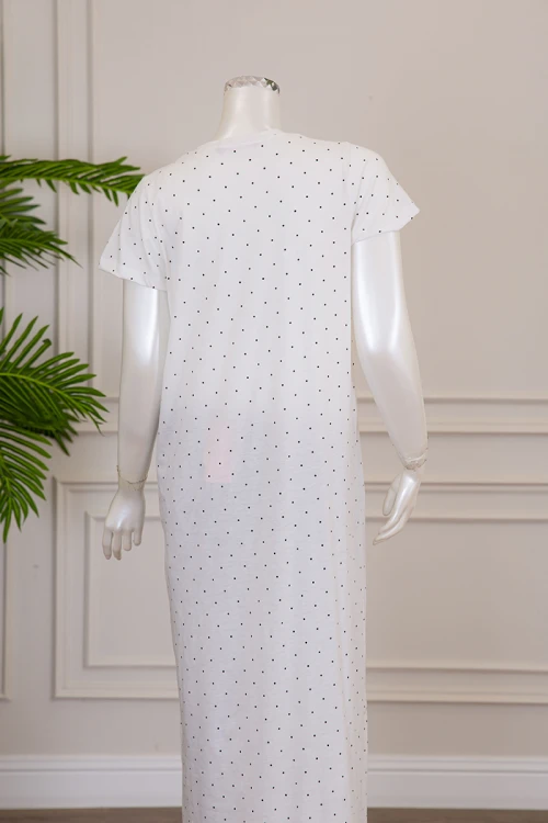 قميص نسائي طويل لون أبيض منقط بكتابة من الأمام و بياقة دائرية ذو أكمام قصيرة