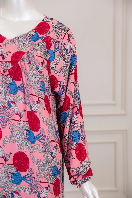 قميص نسائي طويل لون وردي بطبعة ورود و بياقة دائرية ذو أكمام طويلة