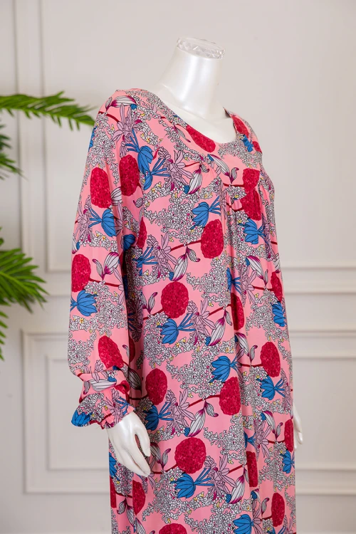 قميص نسائي طويل لون وردي بطبعة ورود و بياقة دائرية ذو أكمام طويلة