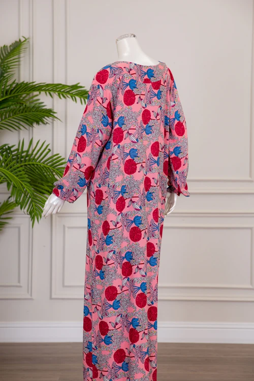 قميص نسائي طويل لون وردي بطبعة ورود و بياقة دائرية ذو أكمام طويلة