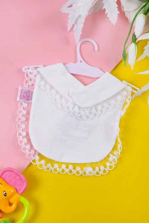 مريلة أطفال لون أبيض برسومات من الأمام و بأطراف من الدانتيل