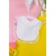 مريلة أطفال لون أبيض برسومات من الأمام و بأطراف من الدانتيل
