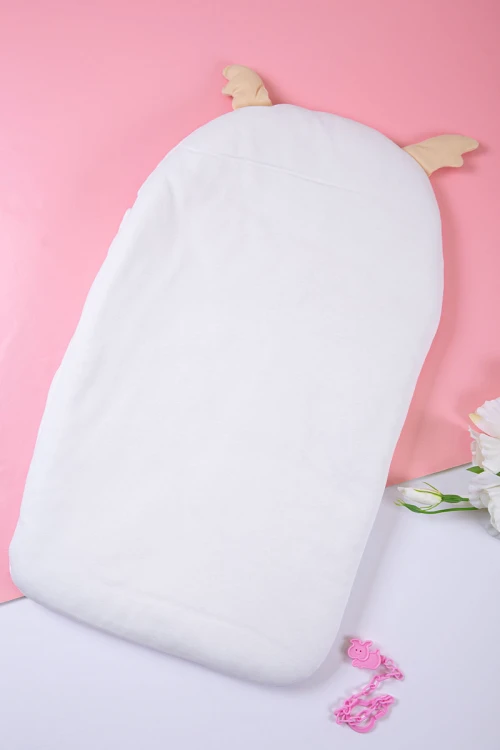 مدس أطفال متعدد الألوان مزين برسوم  من الأمام و بأزرار من الجانب الأيمن