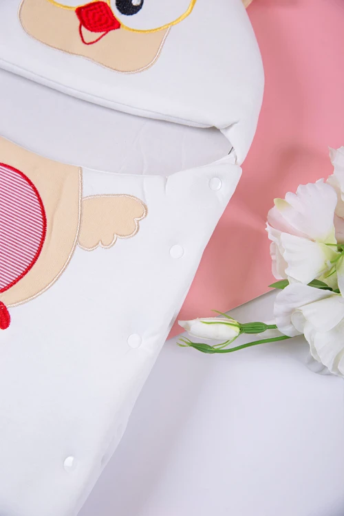 مدس أطفال متعدد الألوان مزين برسوم  من الأمام و بأزرار من الجانب الأيمن