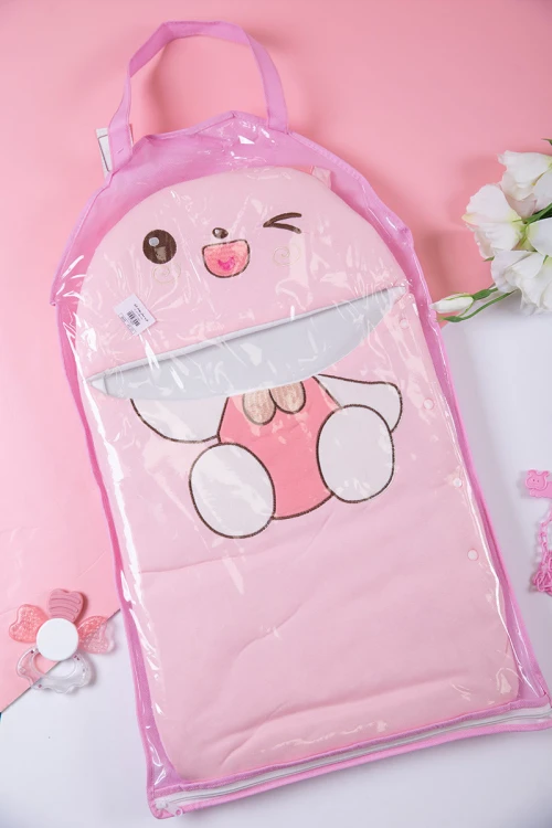 مدس أطفال متعدد الألوان مزين برسوم  من الأمام و بأزرار من الجانب الأيمن