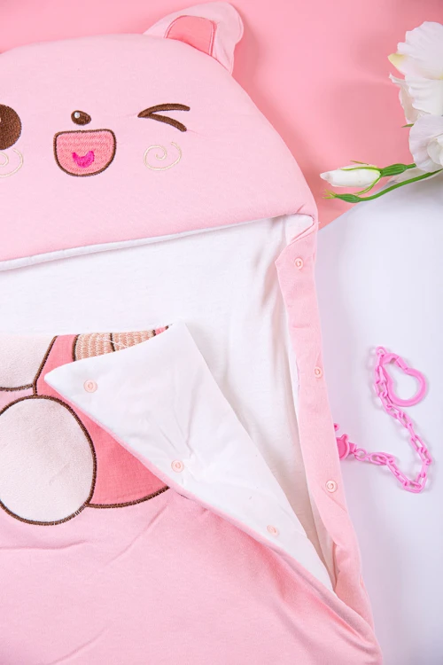 مدس أطفال متعدد الألوان مزين برسوم  من الأمام و بأزرار من الجانب الأيمن