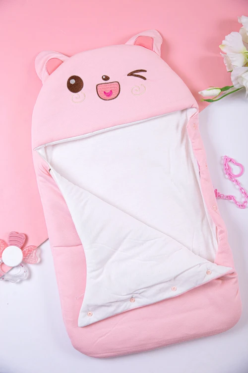 مدس أطفال متعدد الألوان مزين برسوم  من الأمام و بأزرار من الجانب الأيمن