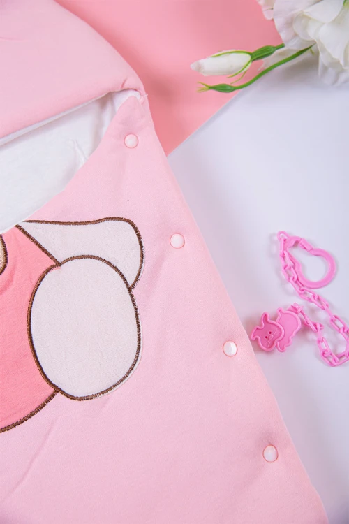 مدس أطفال متعدد الألوان مزين برسوم  من الأمام و بأزرار من الجانب الأيمن