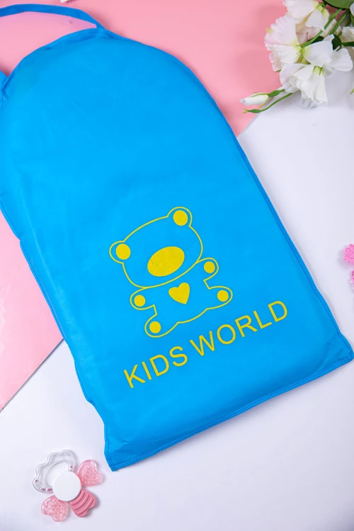 مدس أطفال متعدد الألوان مزين برسوم  من الأمام و بأزرار من الجانب الأيمن