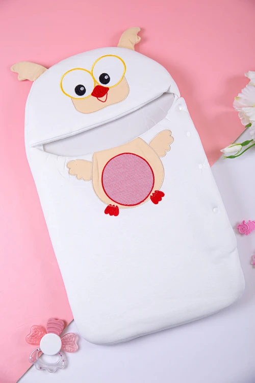 مدس أطفال متعدد الألوان مزين برسوم  من الأمام و بأزرار من الجانب الأيمن