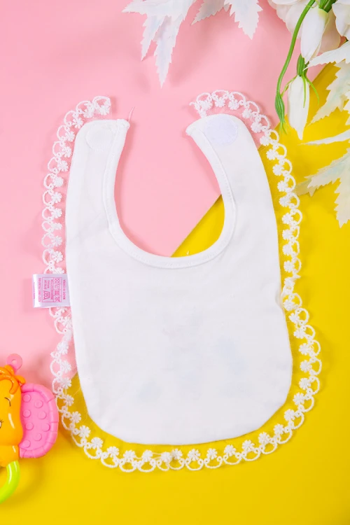 مريلة أطفال لون أبيض برسومات من الأمام و بأطراف من الدانتيل