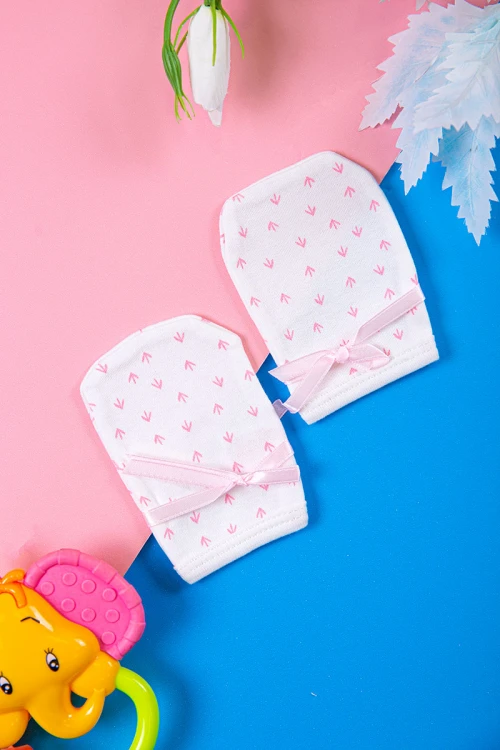 طقم أطفال قطعتين قبعة و جونتي لون أبيض مزين باللون الوردي