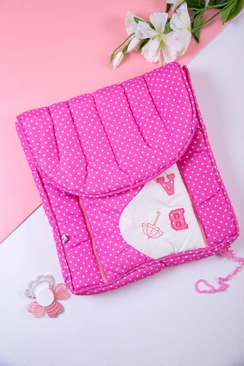 مدس أطفال لون وردي منقط بكتابات ورسوم و سحاب من الأمام