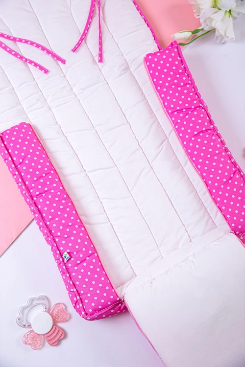 مدس أطفال لون وردي منقط بكتابات ورسوم و سحاب من الأمام