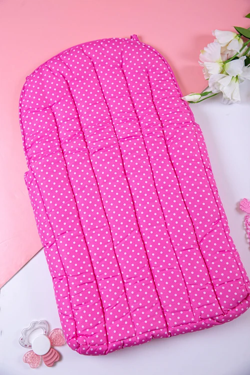 مدس أطفال لون وردي منقط بكتابات ورسوم و سحاب من الأمام