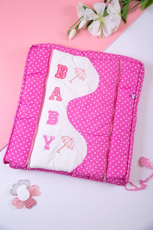 مدس أطفال لون وردي منقط بكتابات ورسوم و سحاب من الأمام