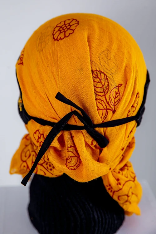 برقع نسائي لون أسود ليوم التأسيس بتطريز باللون الذهبي من الأعلى و بخيط من الأمام