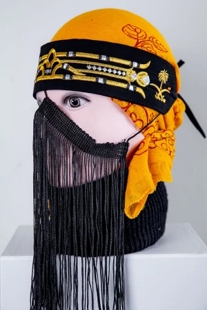 برقع نسائي لون أسود ليوم التأسيس بتطريز باللون الذهبي من الأعلى و بخيط من الأمام