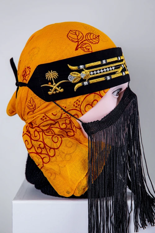 برقع نسائي لون أسود ليوم التأسيس بتطريز باللون الذهبي من الأعلى و بخيط من الأمام