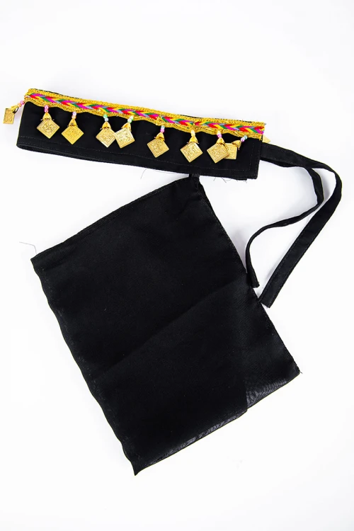 برقع نسائي لون أسود ليوم التأسيس مزين من الأعلى بخيوط ملونة و اكسسوارات ذهبية