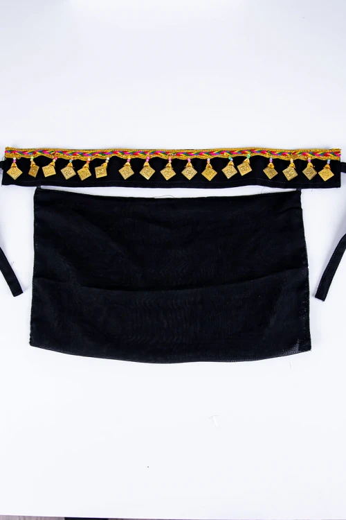 برقع نسائي لون أسود ليوم التأسيس مزين من الأعلى بخيوط ملونة و اكسسوارات ذهبية