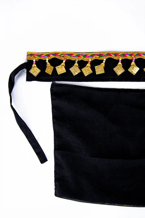 برقع نسائي لون أسود ليوم التأسيس مزين من الأعلى بخيوط ملونة و اكسسوارات ذهبية