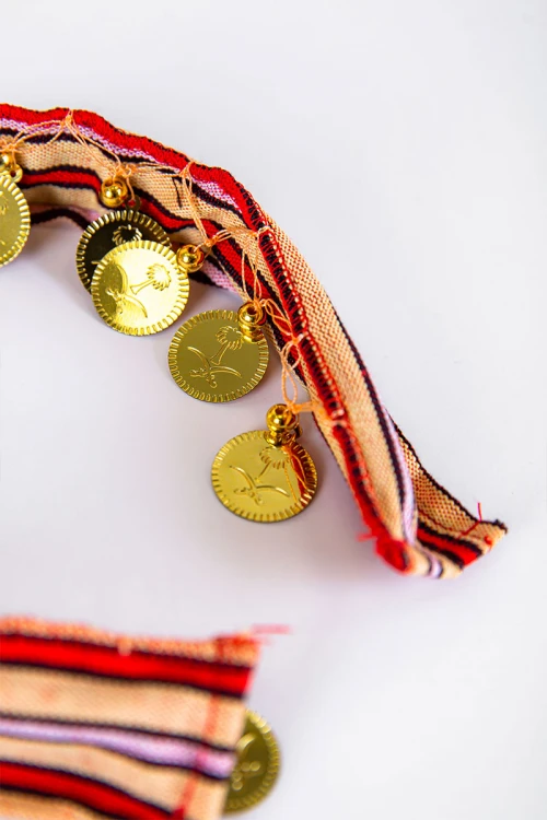 طوق شعر تراثي ملون مزين بجنيهات ذهبية