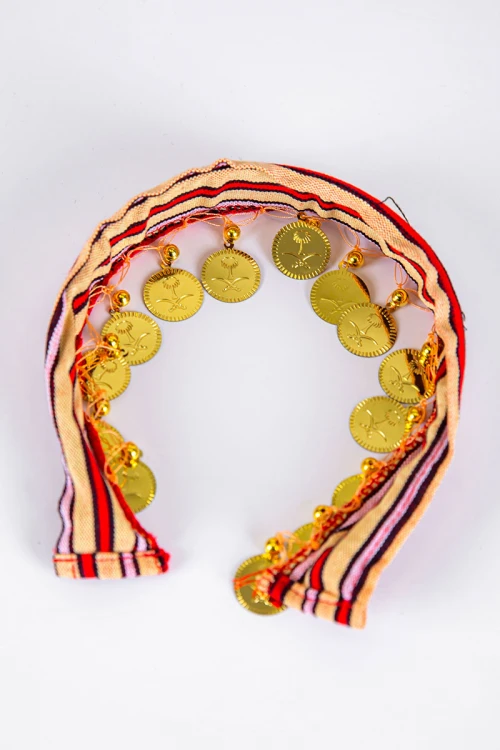 طوق شعر تراثي ملون مزين بجنيهات ذهبية