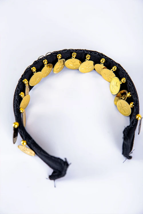 طوق شعر تراثي لون أسود مزين بجنيهات ذهبية