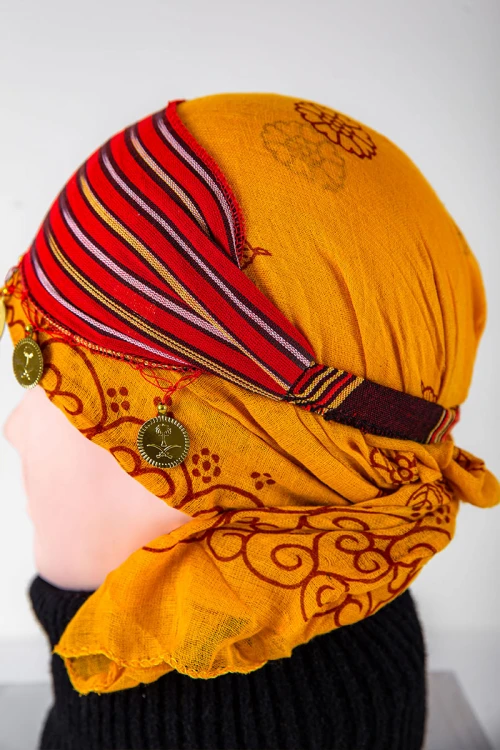 ربطة شعر تراثية ملونة مزينة بجنيهات ذهبية