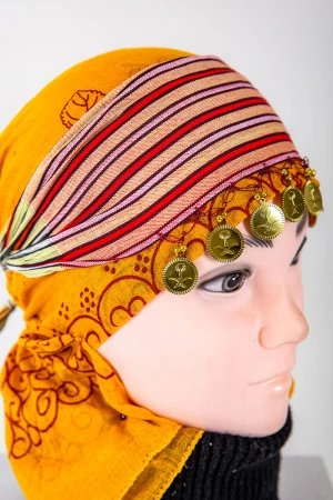 ربطة شعر تراثية ملونة مزينة بجنيهات ذهبية 