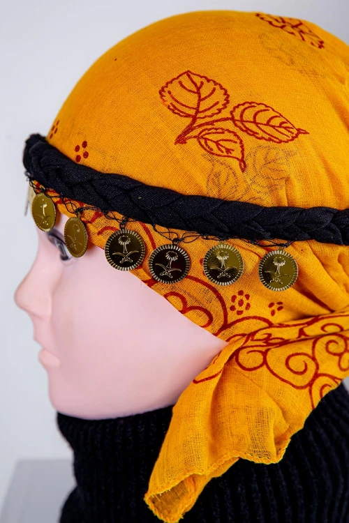 ربطة رأس تراثية ملونة على شكل ضفائر مزينة بجنيهات ذهبية