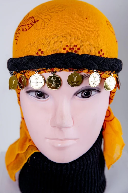 ربطة رأس تراثية ملونة على شكل ضفائر مزينة بجنيهات ذهبية