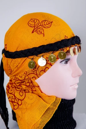 ربطة رأس تراثية ملونة على شكل ضفائر مزينة بجنيهات ذهبية 