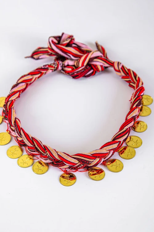 ربطة رأس تراثية ملونة على شكل ضفائر مزينة بجنيهات ذهبية