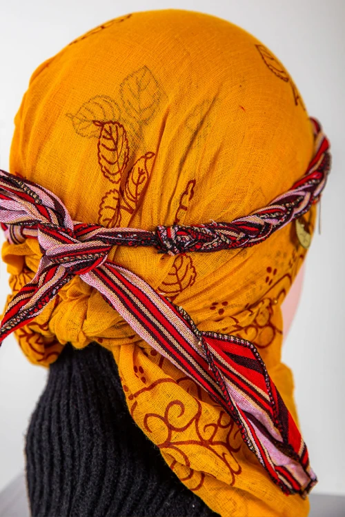 ربطة رأس تراثية ملونة على شكل ضفائر مزينة بجنيهات ذهبية