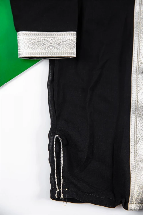 دجلة أطفال لون أسود بأطراف باللون الفضي من الأمام و الأكمام و بأزرار باللون الأسود