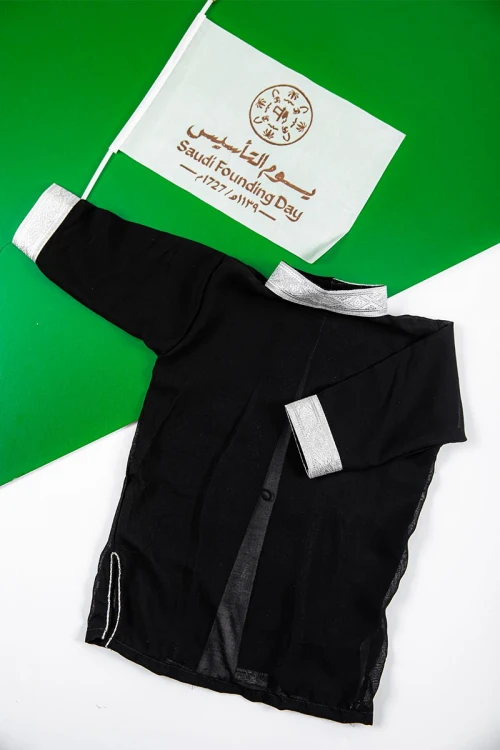 دجلة أطفال لون أسود بأطراف باللون الفضي من الأمام و الأكمام و بأزرار باللون الأسود